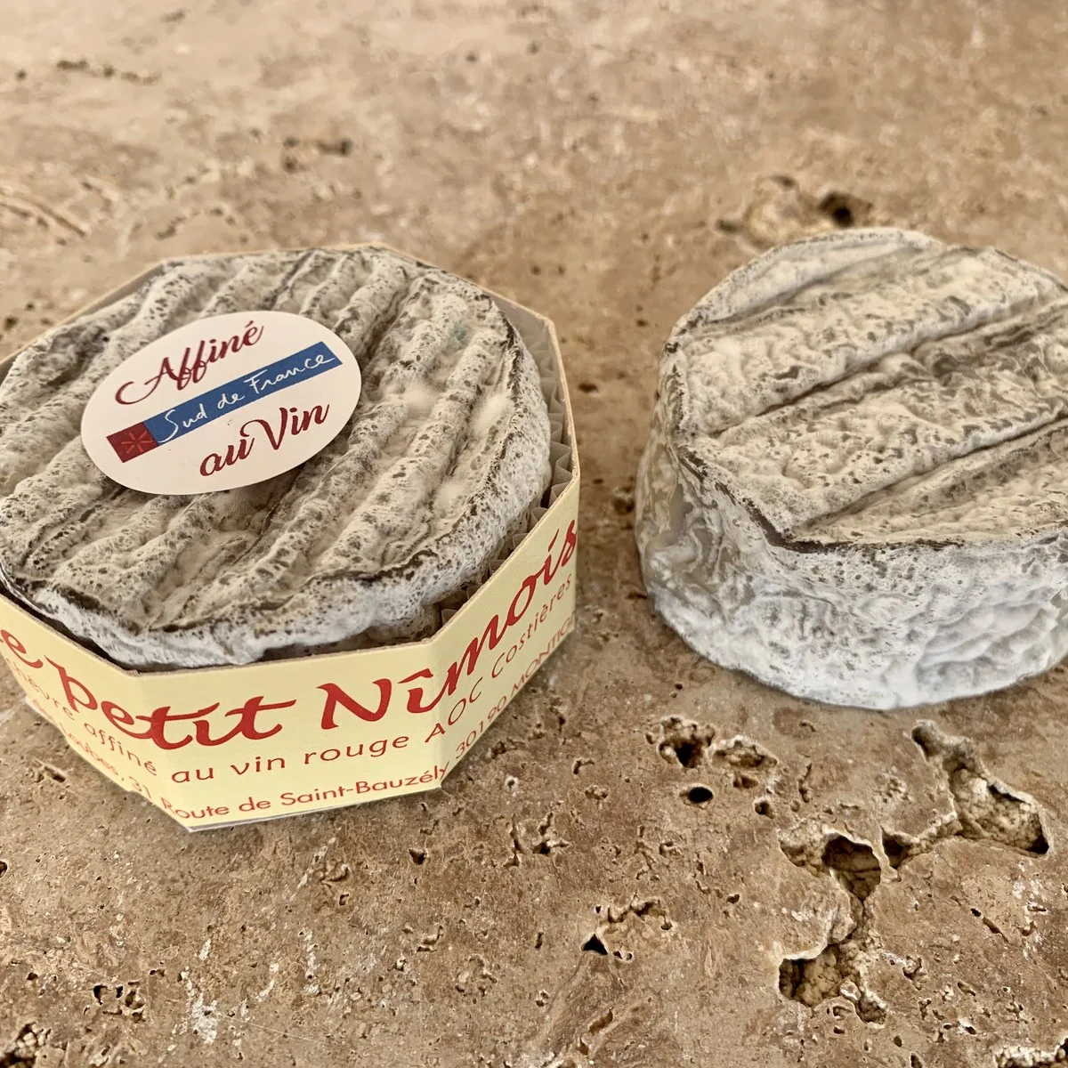Le Petit Nîmois, chèvre affiné au vin rouge des Costières de Nîmes