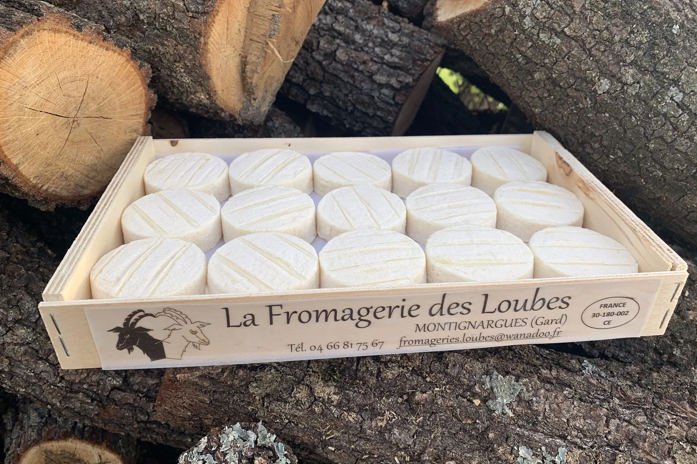 Plateau en bois garni de cabécous de chèvre