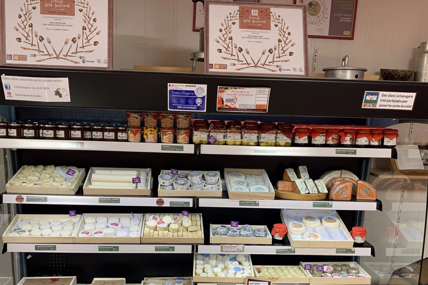 Le comptoir réfrigéré du magasin de la Fromagerie des Loubes, à Montignargues
